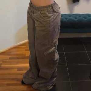 Lågmidjade cargobyxor  - Cargobyxor från urban outfitters, helt oanvända❤️ Midjemått 35 cm (stretchig) och innerbenslängd 80 cm