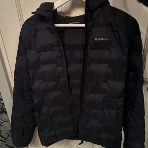 Peak performance jacka - Snygg jacka, sliten på märket, syns på bilden
