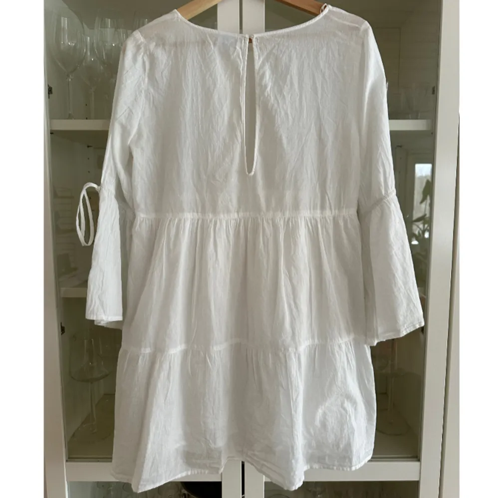 Jättefin vit sommar klänning med knytning vid ärmarna. Från Gina Tricot i storlek S. . Klänningar.