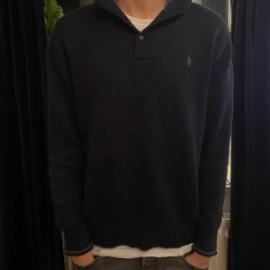 Ralph Lauren Cardigan - Ralph lauren tröja i bra skick. Säljer då jag växt ur den och den blivit lite kort. Hör av dig vid minsta fundering🙏🏼