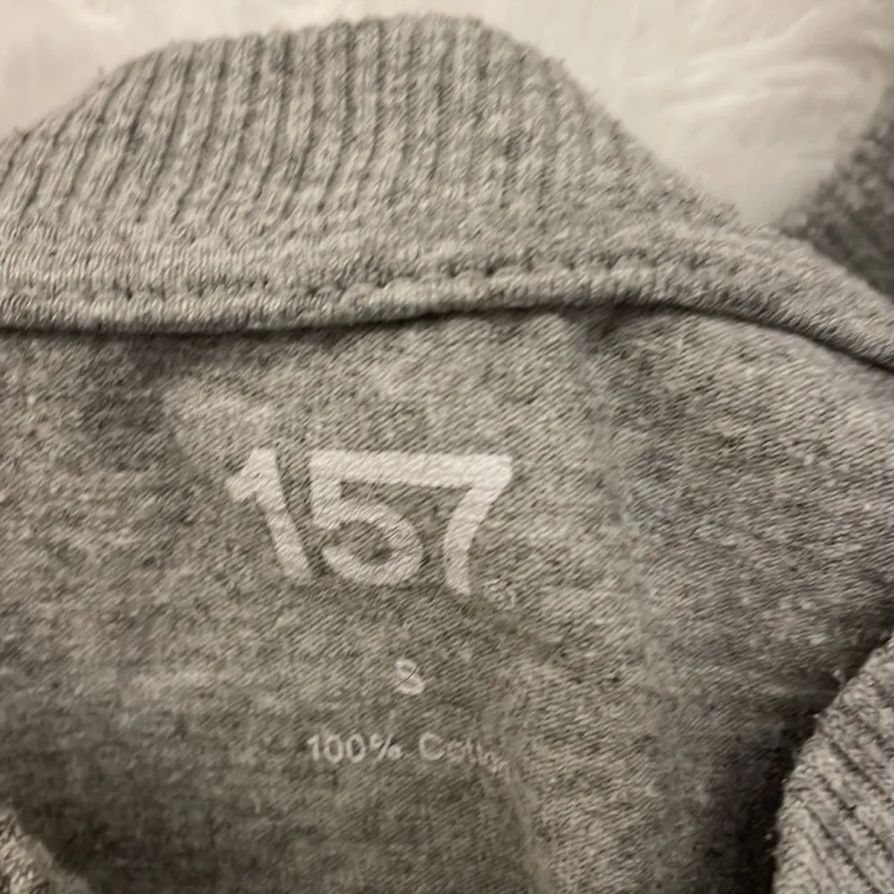 En grå t-shirt från lager 157 💗 I bra skick och har inte blivit använd på 4+ månader 💗 Har texten Manhattan och New York 💗. T-shirts.