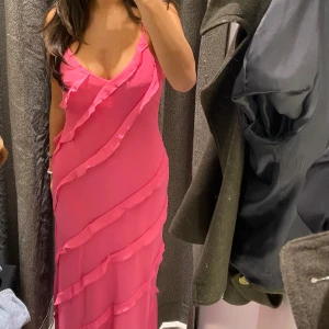 Långklänning - Är 161, tredje bilden visar hur lång den var för mig🕺🏻