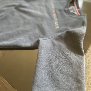 Marinblå Tommy hilfiger tröja - Tjena! En väldigt fet Tommy tröja jag säljer pga den har blivit för liten den är i jättebra skick👌