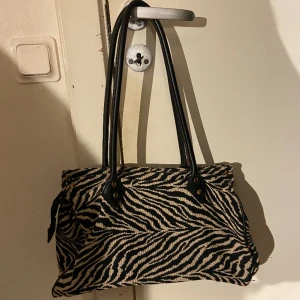 Väska - En fin randig väska! 🌸