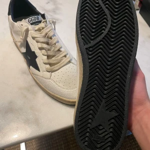 Golden goose -  hjälper min kille att sälja hans golden goose skor. Dom är knappt använda. Pris kan diskuteras 