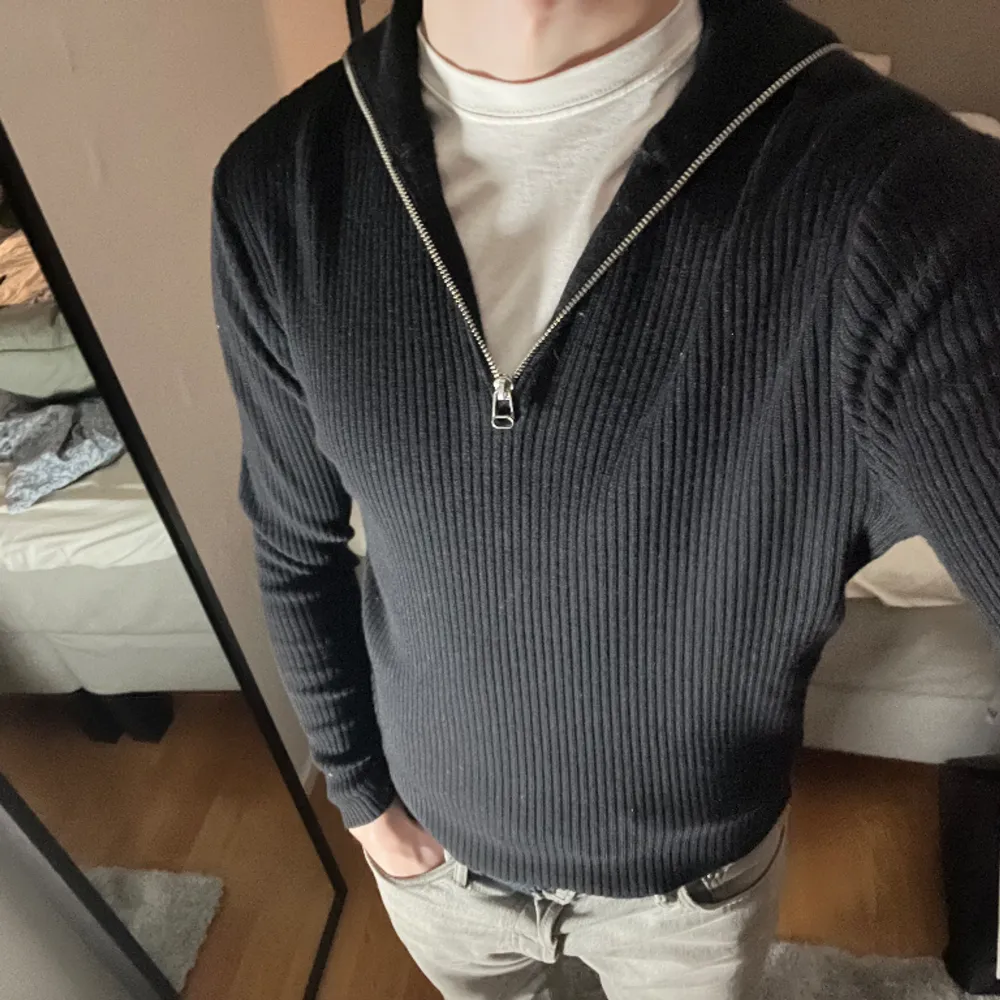 Snygg quarter zip från zara som säljs för att den är för kort, jag är 184 därav passar någon som är runt 180cm. . Tröjor & Koftor.