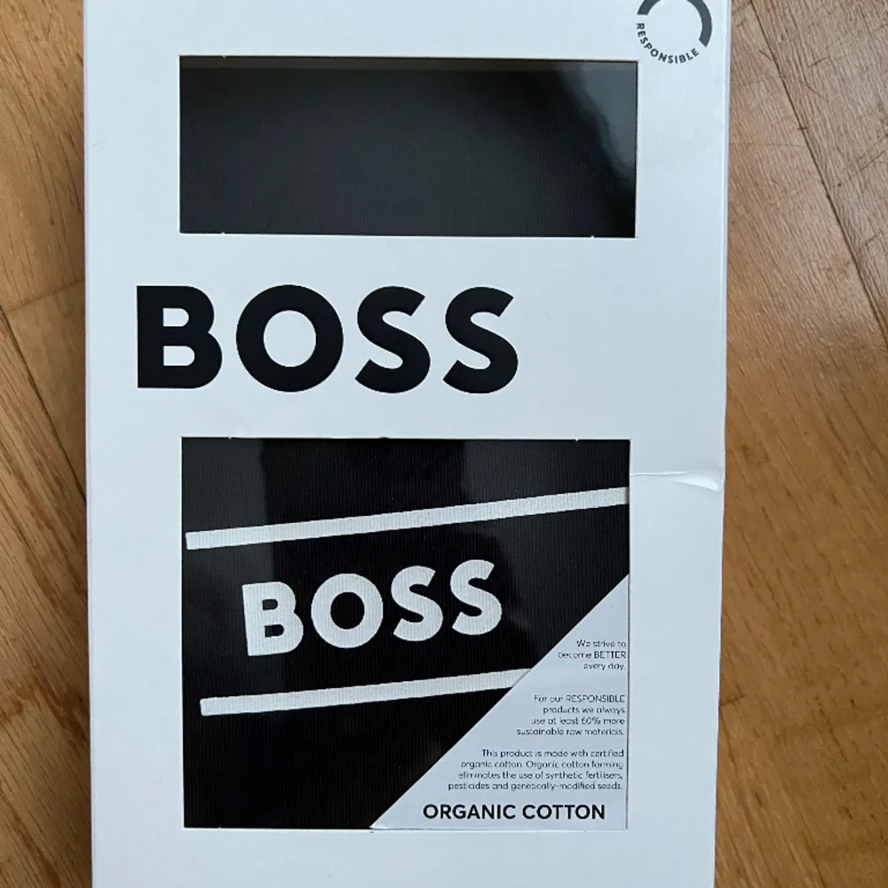 Ny oanvänd Boss T-shirt  I sin orginal förpackning  Storlek - XS Färg - mörkblå . T-shirts.