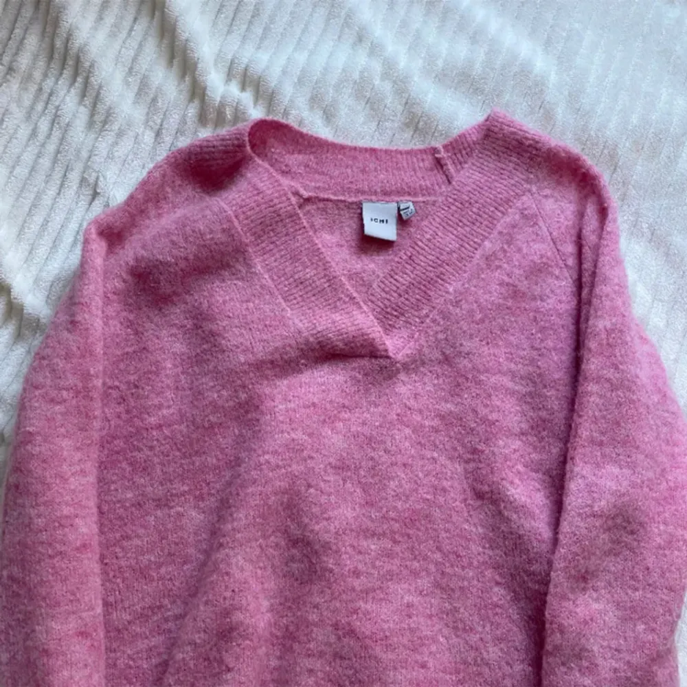 Superfin stickad tröja i en härlig rosa färg🩷strl xs men stor i passformen🫶🏻. Stickat.