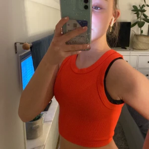 Orange linne  - Säljer ett jättefint linne från hm. Säljer för att den inte kommer till användning. Använd någon gång bara så är o nyskick. Nypris 100kr. Använd gärna köp nu🫶🏻✨