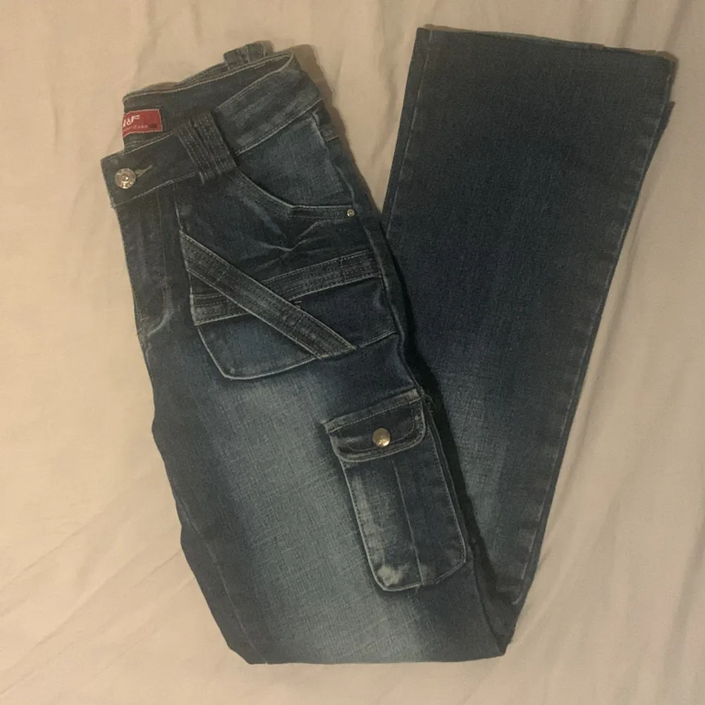 Super fina flare jeans i mycket bra skick!! Säljer då de inte är min stil längre💗💗 . Jeans & Byxor.