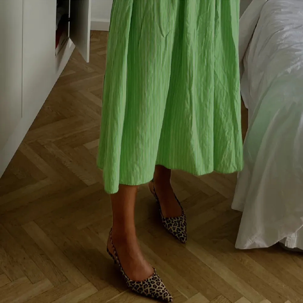Grön klänning med tunna vita ränder ifrån ZARA!   Klänningenh är i mycket fin skick och storlek M💜. Klänningar.