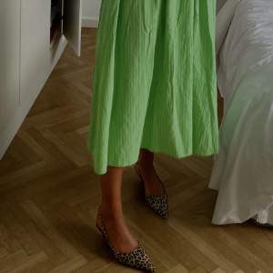 Grön klänning med tunna vita ränder ifrån ZARA!   Klänningenh är i mycket fin skick och storlek M💜