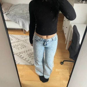 Ljusblåa straight jeans - Säljer dessa fina jeans från monki då de tyvärr inte kommer till användning längre. Endast använda fåtal gånger! Midjemått: 34cm Innerbenslängd: 76cm🌼