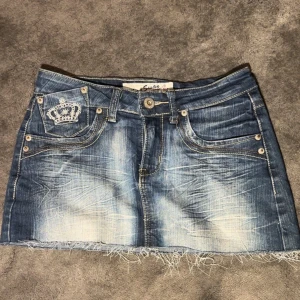 Miss Swan Kjol Y2K limited edition - y2k miss swan limited edition lowrise kjol!  - Perfekt skick! Aldrig använt (dock köpt second hand) Passar inte mig så väljer att sälja den.  Kan tänka mig att sänka priset 🫶🏼 sitter bra på både storlek 32 o 34  DM om du har funderingar!!💕