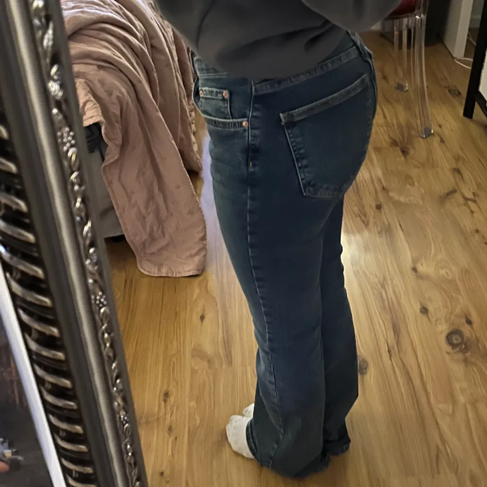 Bootcut jeans från Ginatricot, köptes för några år sedan men har ej några defekter. Skulle säga att de är midwaist/lowwaist. Är i storlek 34. . Jeans & Byxor.