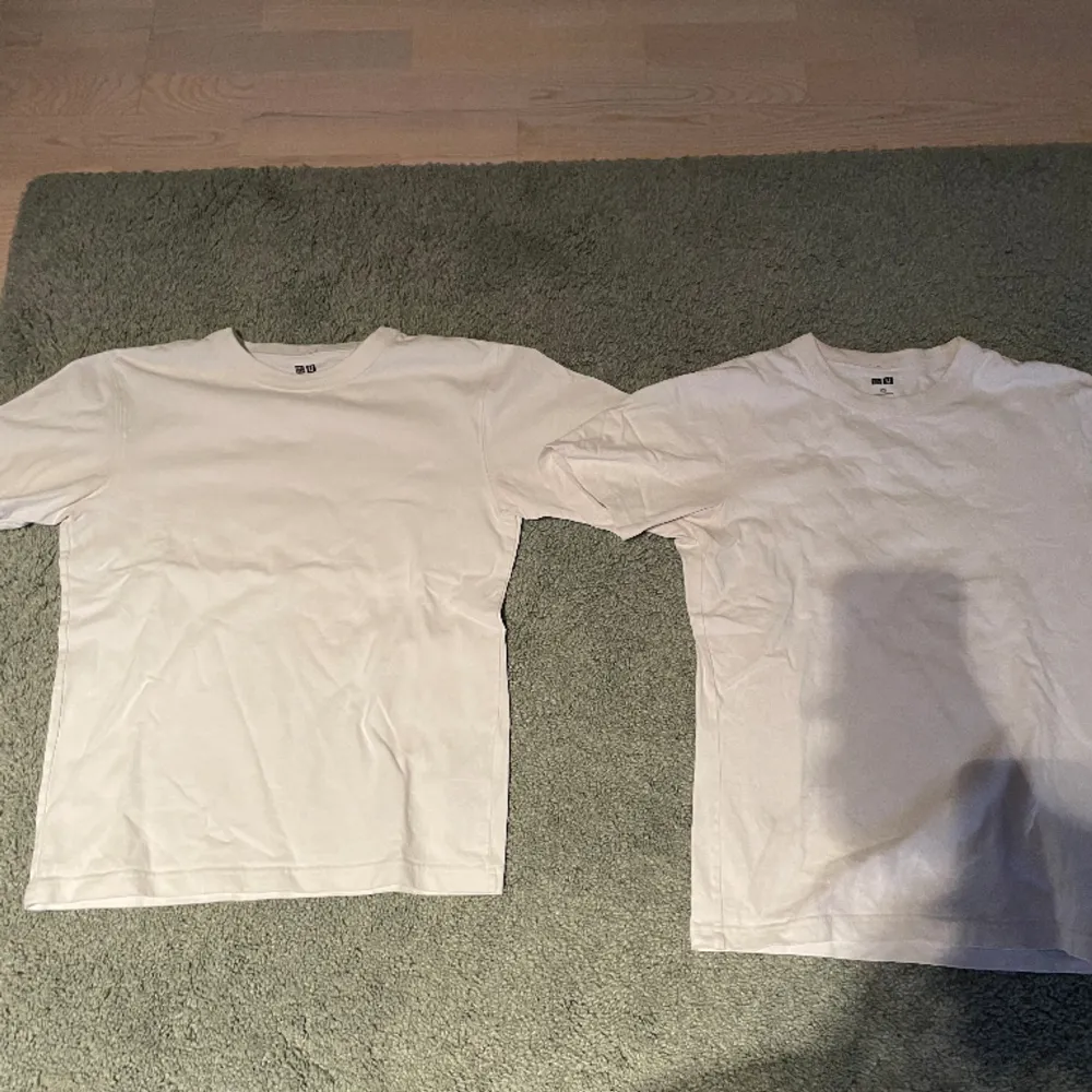2 vita uniqlo t shirts säljes tillsammans i samma storlek: XS. Bra skick. T-shirts.