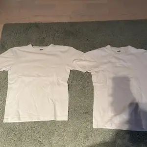 2 vita uniqlo t shirts säljes tillsammans i samma storlek: XS. Bra skick