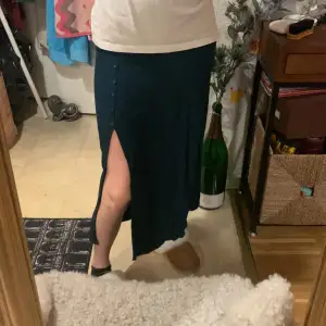 Super skön mörk grön lång kjol, perfekt för sommaren och har inga defekter. Säljer på grund av att den är för liten för mig