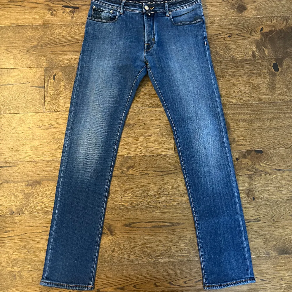 Säljer dessa slim jeans från Jacob Cohën i storlek 34 men passar mer som 32-33. Jeansen är i bra skick men lappen där bak har gått upp lite. Skriv om du har några frågor. Pris kan diskuteras vid snabb affär.. Jeans & Byxor.