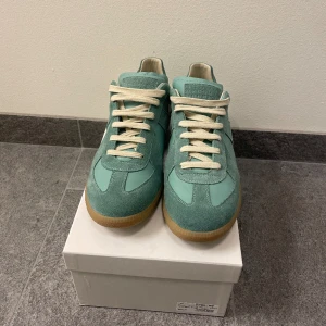 MAISON MARGIELA - Tjena! Säljer nu dessa sjukt feta maison margiela skorna | skick:10/10 | modell: gats | nypris:7500 sold out | priset är fast | tveka inte på att höra av dig vid mer frågor samt fler/bättre bilder😀