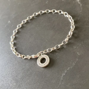 Silver halsband (Thomas Sabo) - Ett silverhalsband som är 17 cm långt och 0,2 cm brett. Det är från Thomas Sabo.