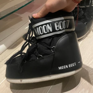 Moon boots - Säljer då dem inte längre kommer till användning och jag endast användt dem 2 gånger . Det är storlek 39-41. Dock tycker jag att dem passar 38-41