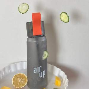 Flaskan rymmer 600 ml.  Bra skick använd ett fåtal gånger. 2 smakpodar ingår (lime och persika). 🫶🏻⭐️