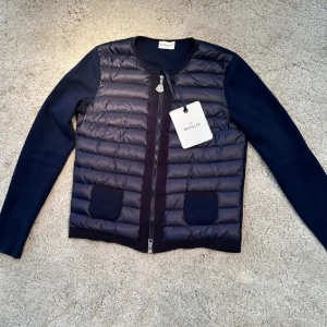 Moncler cardigan - Använd men har inga defekter💕💕