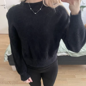 Stickad tröja - Svart stickad tröja från H&M🤍. 