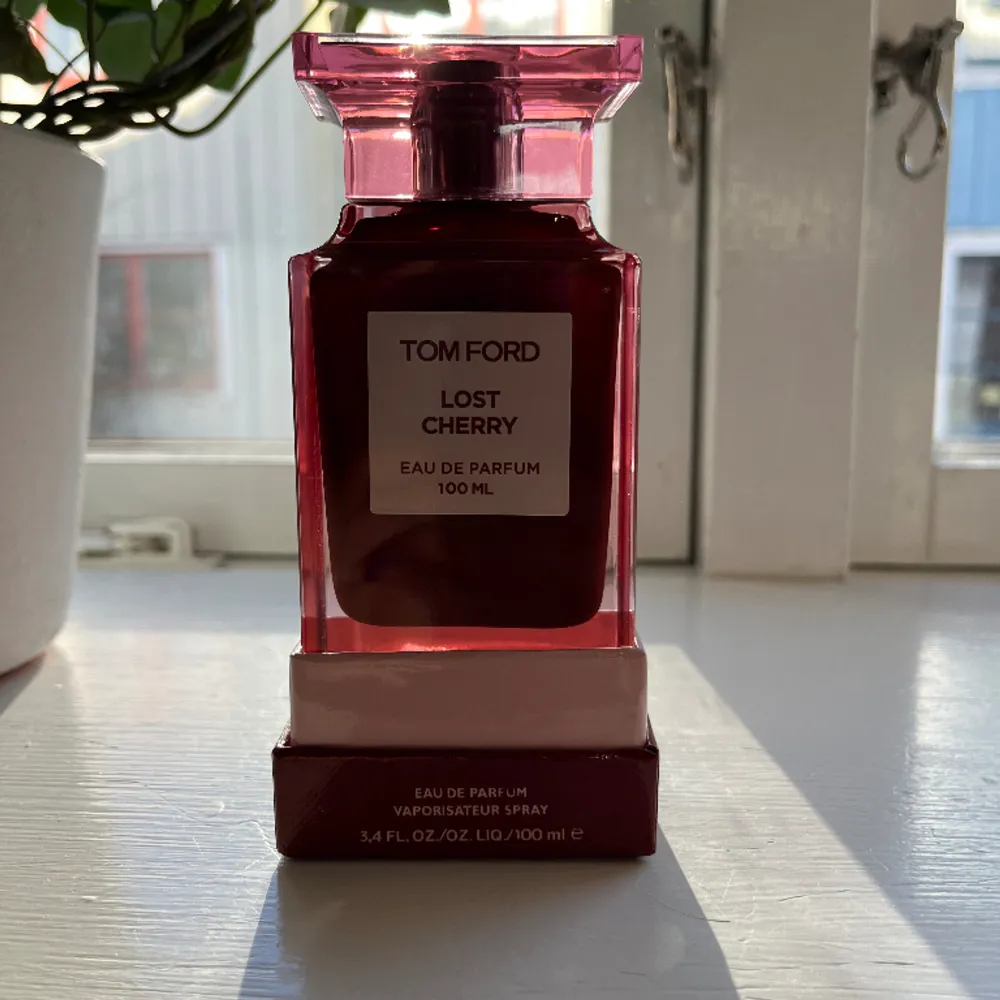 Nästintill oanvänd Tom Ford parfym 100ml. Nypriset ligger på 5090kr.  . Övrigt.