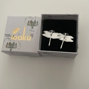 Dragonfly Stud örhängen - Jättefina oanvända  örhängen från Ioaku i silver  Säljer pga att jag råkade beställa 2 par Pris kan diskuteras💗 