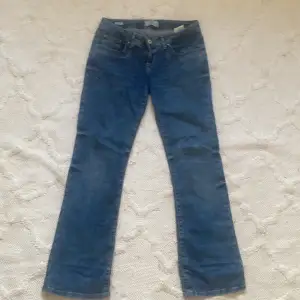 Säljer dessa super fina ltb jeans då de inte passar. Lite missfärgade längst nere. Skriv för fler bilder.  Frakt är redan med räknat i priset.  💕💕 Kan sänka priset vid snabb affär.