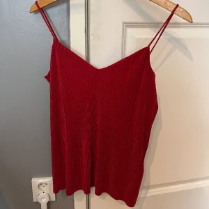 Linne - Snyggt linne, helt ny med prislappen kvar fast prislappen lossnade från ”plast tråden” som syns på bild 2💕