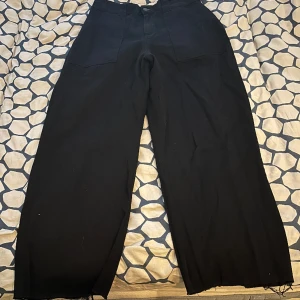 Poetic byxor XL - Svarta baggy poetic byxor i storlek Xl uppklippta tyvärr 