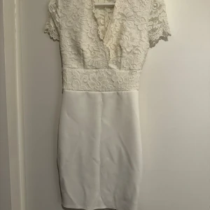Vit klänning - Från Nelly storlek XS, använd 1 gång.