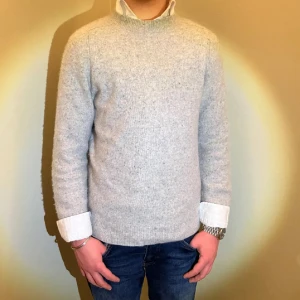 Kashmir tröja - Grå Kashmir tröja i storleken M men sitter absolut som S, tröjan är från Mango och är 100 procent Kashmir. Superbra pris för 100 % Kashmir Skicket är som nytt!!Hör av er vid funderingar!!