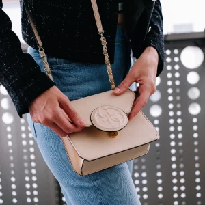 Guess chain bag - Guess chain bag, ideal for weekend city browsing, going to the club and concert. Can be a base in your wardrobe. A few dark marks on the back side from the jeans