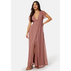 Klänning - Super snygg klänning som passar perfekt till fest, bröllop, bal etc. Helt oanvänd med etikett kvar, i strl S från Bubbleroom. Finns snöre vid midjan så man kan justera urringningen hur man vill. Nypris 800kr, mitt pris 430 - först till kvarn 🥰