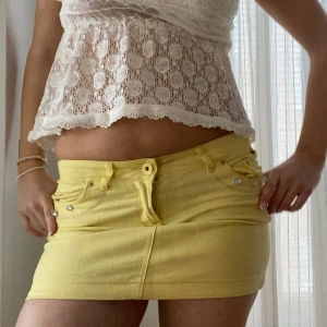 Gul jeanskjol - Så snygg lågmidjad ljusgul jeanskjol! Perfekt till sommaren😍står ingen storlek i men skulle gissa på s/m. Pris går att diskutera vid snabb affär!