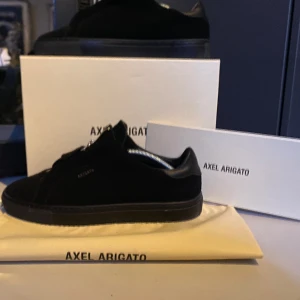Axel arigato 90 laceless - Ett par svarta Axel arigato 90 laceless i storlek 42 som är är i nyskick!🌟 endast använda ett par gånger, skorna går inte att få tag på nya. Box+dustbag medföljer!💯