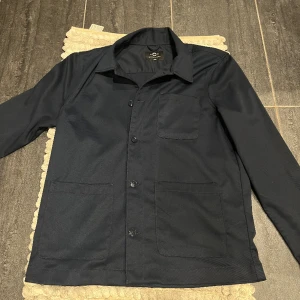 Overshirt Navy Herr - Snygg marinblå overshirt från Cubus i väldigt fint skick som passar perfekt nu till våren, storlek L