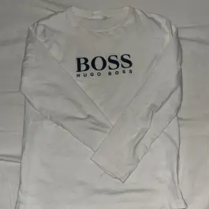 Äkta långärmad t-shirt från märket Hugo Boss. I storlek 138 men passar barn i 9-10 års åldern. Priset går att ändras. Frakten ingår ej, köparen står för frakten