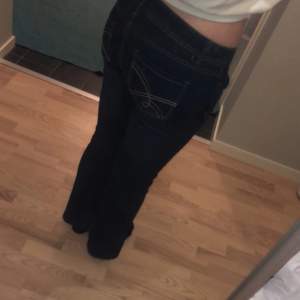 Marinblå lågmidjade jeans med snygg design på fickan! Köpta på Vinted men var tyvärr något korta på mig och säljer därför! Skriv för mer bilder och info!🌟🌟