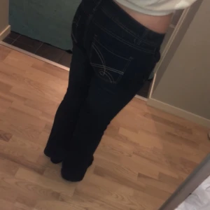 Lågmidjade jeans🌟 - Marinblå lågmidjade jeans med snygg design på fickan! Köpta på Vinted men var tyvärr något korta på mig och säljer därför! Skriv för mer bilder och info!🌟🌟