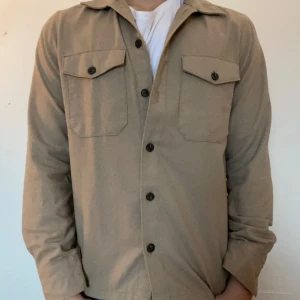 Overshirt - Säljer denna stilrena overshirt. Använd fåtal gånger. Inga defekter