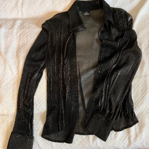 Glittrig mesh skjorta med shoulderpads - Oversized M. Riktiga vintage/retro vibes 🪩Shoulder padsen är fylliga. Har inte haft chansen att ha den någonstans. Mycket bra skick! Kan mötas upp i Finspång/Norrköping eller skicka, köparen står för frakten :)