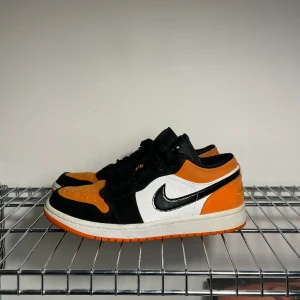 Air Jordan 1 Lows - Mina favorit-jordans i låg modell. Så snygga man använder inte så känns onödigt att spara. Storlek 40 (25cm), har dock vanligtvis 39. Endast swish som betalningsmedel. 