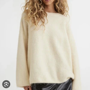 Mohair tröja H&M - Vit helt slutsåld mohair tröja från H&M. Endast använd 1 gång, så inga defekter eller liknande🤍storlek S men oversized i storleken