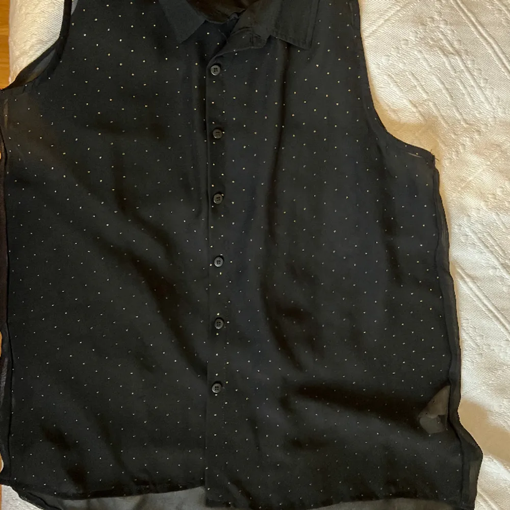 Mesh skjorta med små svart/silvriga prickar. Bra skick! ✨ Kan mötas upp i Finspång/Norrköping eller skicka, köparen står för frakten :). Skjortor.