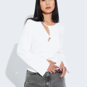 Vit blus  - Jätte fin vit blus från bikbok ny pris 399kr🙂 mitt pris 139 kr använd endast en gång priset går att diskutera 